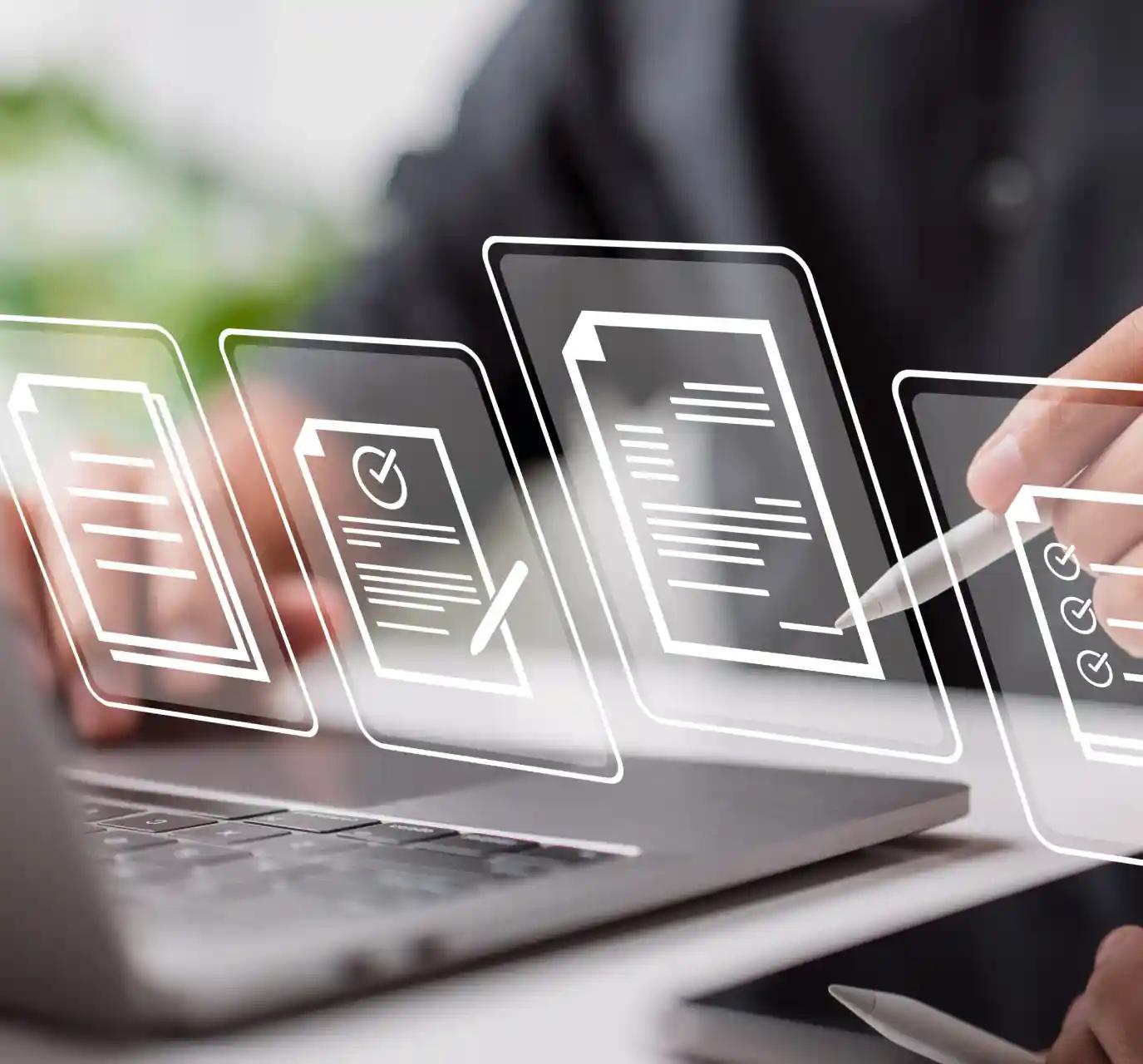 Person die digitale Dokumente auf einem Laptop mit einem Stift überprüft